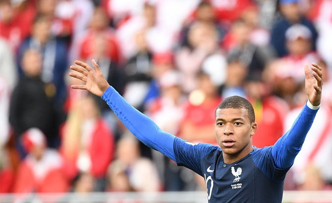 关于美国队边路防守不力，成为攻入大门的弱点的信息