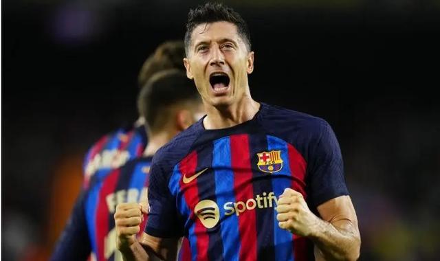 莱万多夫斯基在巴塞罗那比赛中爆冷，挺进下一轮引发热议！